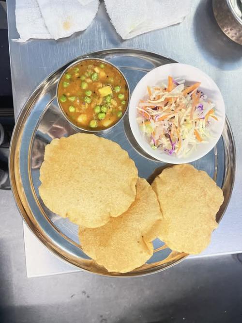 Puri 3pcs with sabji｜プリ 3枚と豆のカレー
